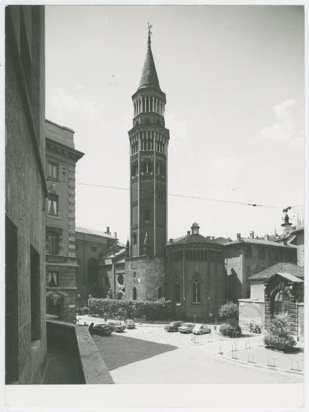 Milano - Chiesa San Gottardo in Corte - Veduta della chiesa e del campanile da Largo Schuster