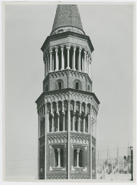 Milano - Chiesa San Gottardo in Corte - Veduta della sommità del campanile da Largo Schuster