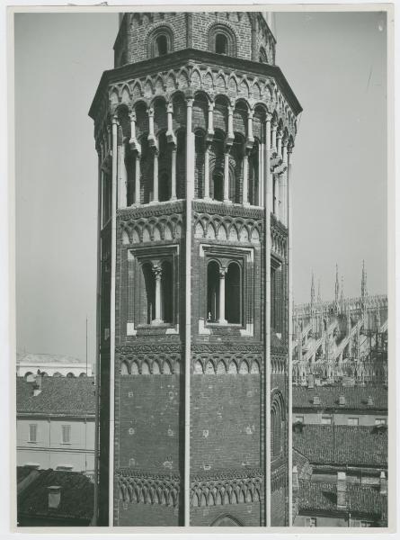 Milano - Chiesa San Gottardo in Corte - Veduta della sommità del campanile da Largo Schuster