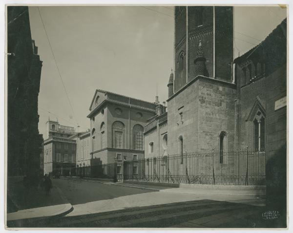 Milano - Via Francesco Pecorari angolo Via Rastrelli - Campanile della chiesa di San Gottardo in Corte, automobile (FIAT 509?), passanti