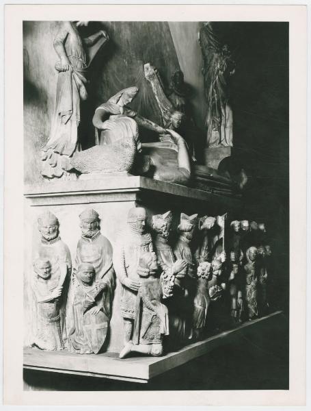 Scultura - Monumento funebre di Azzone Visconti (XIV sec.), particolare dell'angolo sinistro - Giovanni di Balduccio - Milano - Chiesa di San Gottardo in Corte