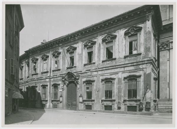 Milano - Piazza Sant'Alessandro 1 - Palazzo del Liceo Classico Beccaria già sede delle scuole Arcimbolde poi collegio Barnabiti - Portale di ingresso