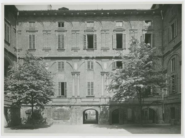 Milano - Piazza Missori - Palazzo del Liceo Classico Beccaria già sede delle scuole Arcimbolde / collegio Barnabiti e convento dei Barnabiti - Cortile maggiore