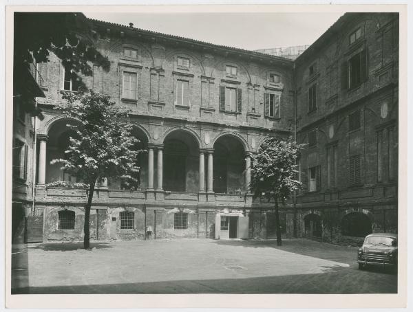 Milano - Piazza Missori - Palazzo del Liceo Classico Beccaria già sede delle scuole Arcimbolde / collegio Barnabiti e convento dei Barnabiti - Cortile maggiore, in primo piano a destra un'automobile