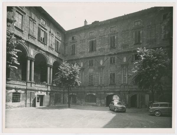 Milano - Piazza Missori - Palazzo del Liceo Classico Beccaria già sede delle scuole Arcimbolde / collegio Barnabiti e convento dei Barnabiti - Cortile maggiore, in primo piano a destra tre automobili