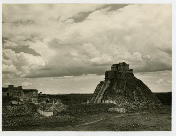 Messico - Yucatan - Uxmal - Piramide del mago - Quadrilatero delle monache