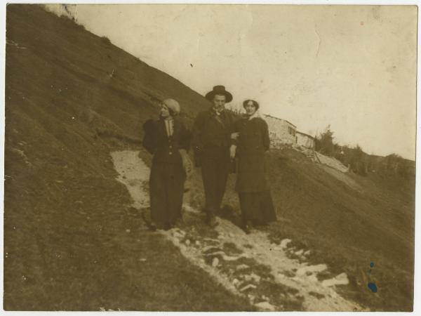 Ritratto di gruppo - Elvira Lazzaroni con coppia di ragazzi su un sentiero - Ombra di Leopoldo Metlicovitz - Esterno, montagna