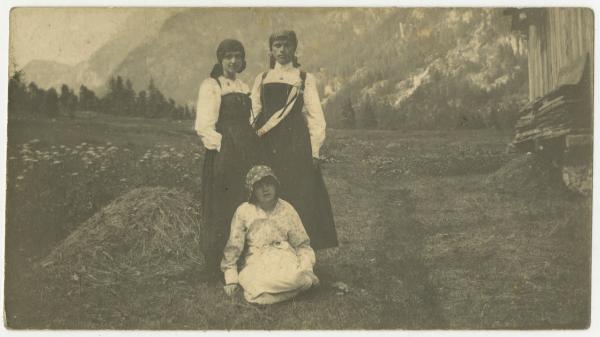 Ritratto di gruppo femminile - Leopolda Metlicovitz con ragazza e bambina seduta - Esterno, montagna, prato