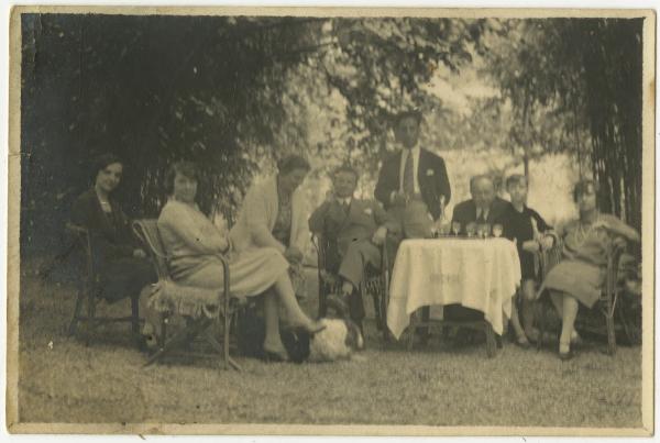 Ritratto di gruppo - Elvira Lazzaroni seduta con altre tre coppie e un bambino - Cane - Esterno, giardino - Tavolo con bicchieri