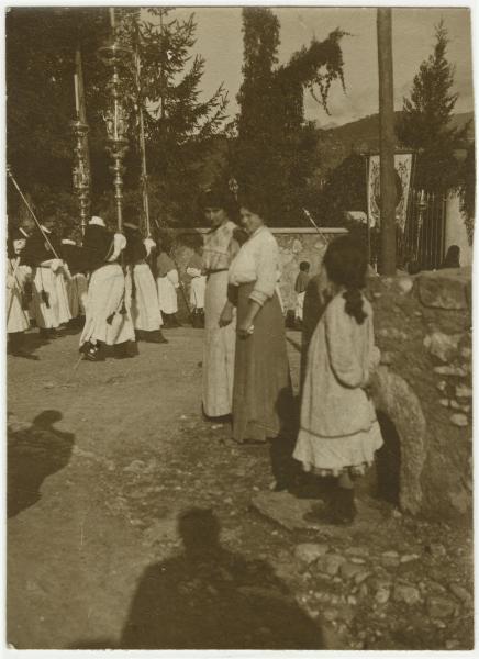 Esterno, strada - Processione religiosa - Ritratto femminile - Donne - Bambina - Chierichetti - Ombra di Leopoldo Metlicovitz