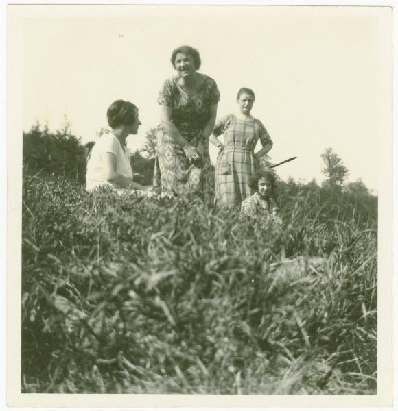 Ritratto di gruppo femminile - Elvira Lazzaroni con altra donna, ragazza e bambina - Ponte Lambro, prato, erba