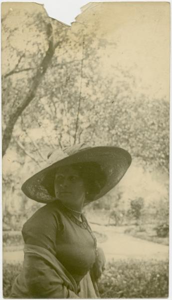 Ritratto femminile - Elvira Lazzaroni con cappello - Esterno, giardino