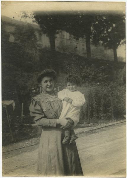 Ritratto femminile - Donna con Roberto Metlicovitz in braccio - Esterno, strada