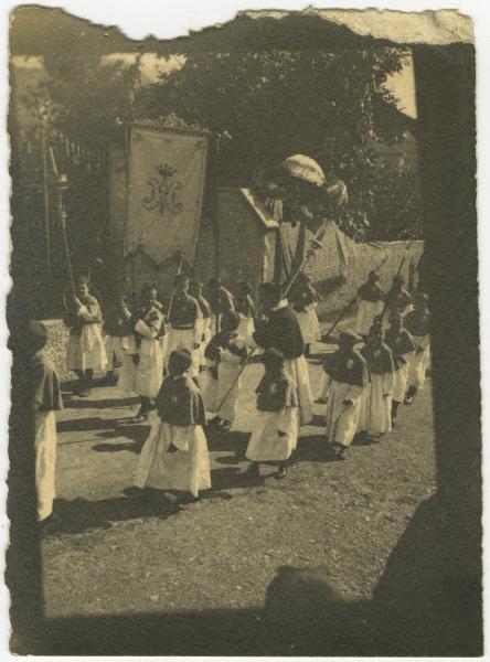 Esterno, strada - Processione religiosa - Chierichetti