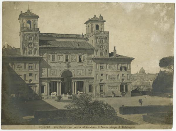 Roma - Villa Medici ora Palazzo dell'Accademia di Francia - Facciata verso il giardino - Basilica di San Pietro sullo sfondo - Gruppi di uomini al lavoro sul tetto