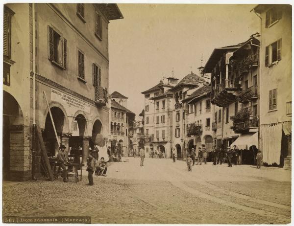 Domodossola - Piazza del Mercato - Gruppo di uomini