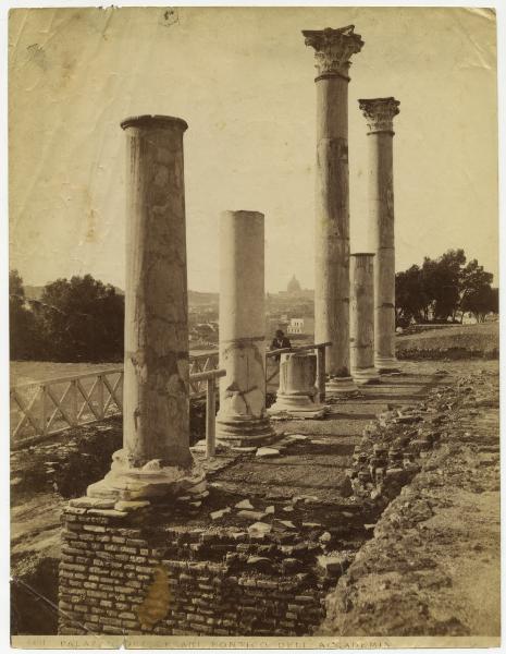 Sito Archeologico - Roma - Palazzo dei Cesari - Casa di Domiziano - Portico dell'Accademia - Colonne - Uomo