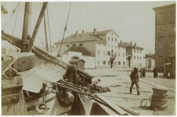 Trieste - Via Campo Marzio - Lazzaretto vecchio ora Civico Museo del Mare - Gruppo di persone per strada - Nave ormeggiata, dettaglio