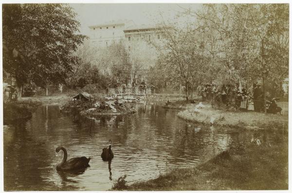 Esterno - Giardino, parco - Laghetto con cigni - Gruppo di uomini e donne