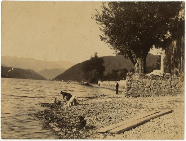 Valganna - Lago di Ghirla - Riva - Donna, bucato - Uomo - Gallina - Panorama - Montagne