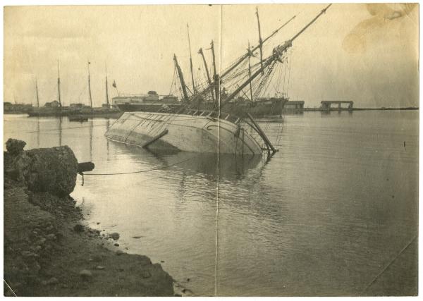 Mare - Porto - Nave da pesca affondata - Naufragi