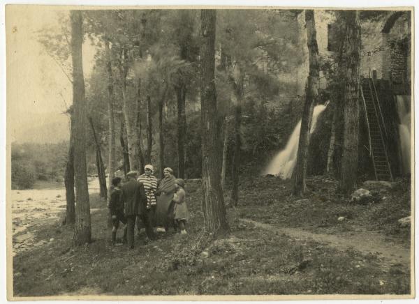 Esterno - Fiume - Elvira Lazzaroni con la figlia Leopolda Metlicovitz, altra ragazza, bambino e uomo - Alberi - Cascata d'acqua