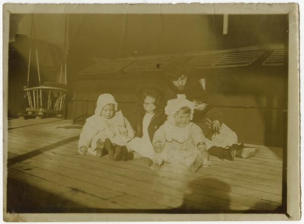 Ritratto di gruppo - Ragazza con Roberto Metlicovitz e altri bambini seduti - Esterno, ponte della nave - Altalena - Ombra di Leopoldo Metlicovitz