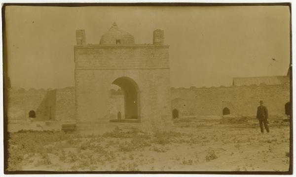 Esterno - Veduta - Edificio in pietra circondato da mura - Uomo