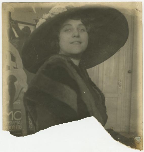 Ritratto femminile - Donna seduta con cappello - Interno, studio di Leopoldo Metlicovitz - Manifesto pubblicitario "Mele"
