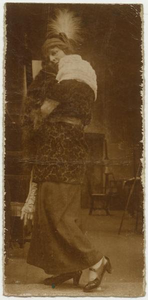 Ritratto femminile - Elvira Lazzaroni con cappello di piuma