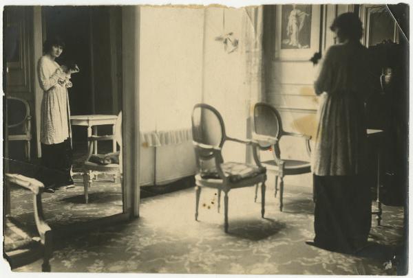 Ritratto femminile - Donna - Riflesso alla specchio - Interno, casa, stanza