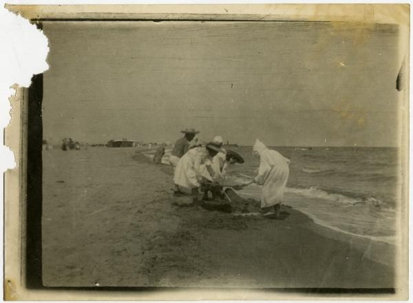 Mare - Gruppo di bambini sulla spiaggia - Gioco