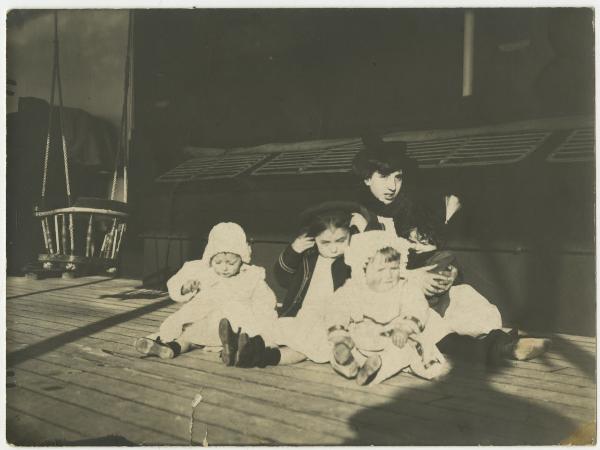 Ritratto di gruppo - Ragazza con bambini seduti - Esterno - Altalena - Ombra di Leopoldo Metlicovitz