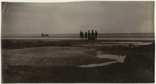 Ritratto di gruppo - Due coppie e una bambina sulla spiaggia - Esterno, mare - Calesse