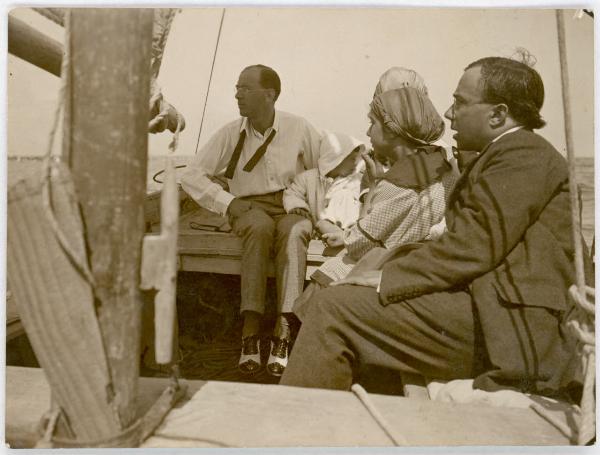 Ritratto di gruppo - Marcello Dudovich con altro uomo e bambini su una barca - Esterno, acqua