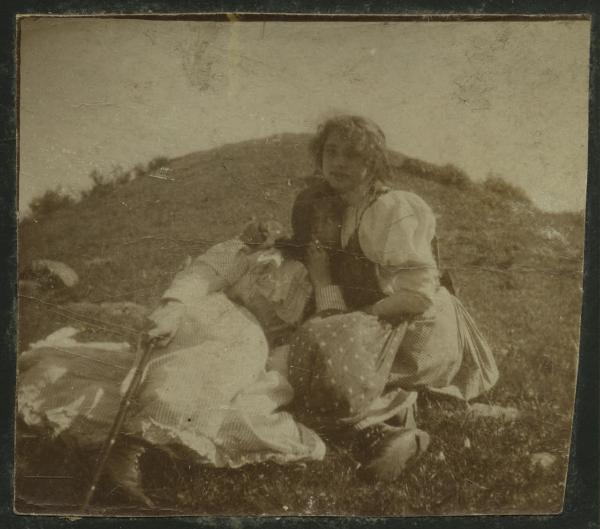 Ritratto femminile - Ragazze sedute sull'erba - Abbraccio - Esterno, montagna, prato