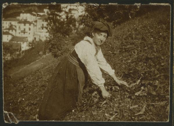 Ritratto femminile - Donna inginocchiata - Montagna, prato - Paese sullo sfondo