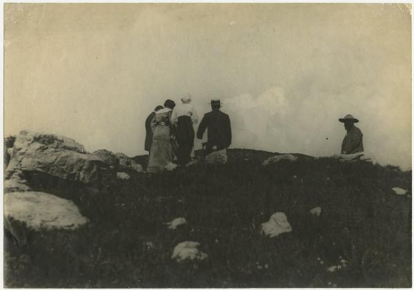 Esterno, montagna - Due coppie di spalle, uomo - Passeggiata in montagna