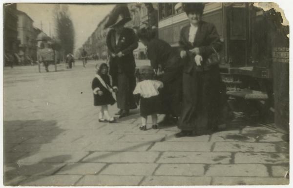 Esterno, strada - Gruppo di donne con bambini - Tram