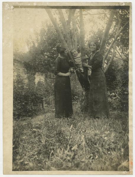 Ritratto di gruppo - Elvira Lazzaroni con altra donna e bambino su un albero - Esterno, giardino