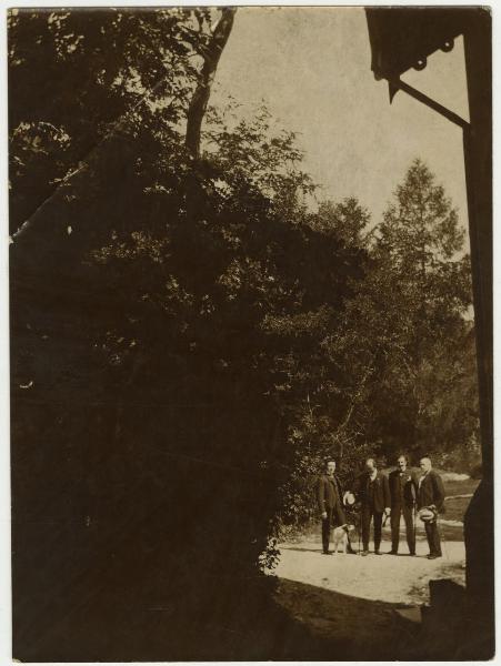 Ritratto di gruppo maschile - Leopoldo Metlicovitz con altri uomini - Esterno, giardino - Alberi