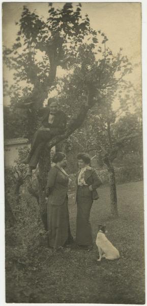Ritratto di gruppo - Elvira Lazzaroni con altra donna e uomo seduto su un albero - Cane - Esterno, giardino
