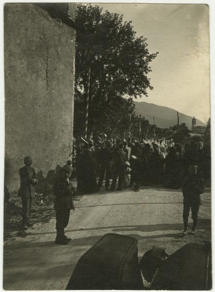 Esterno, strada - Processione religiosa - Gruppo di persone, fedeli - Bambini in primo piano