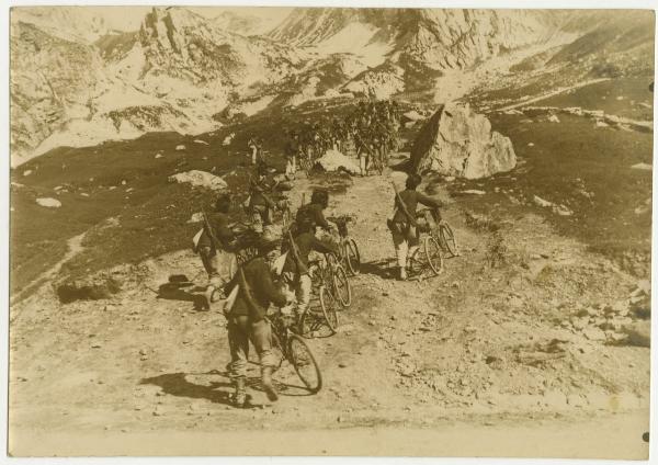 Prima Guerra Mondiale - Gruppo di militari, bersaglieri in marcia con biciclette - Montagna