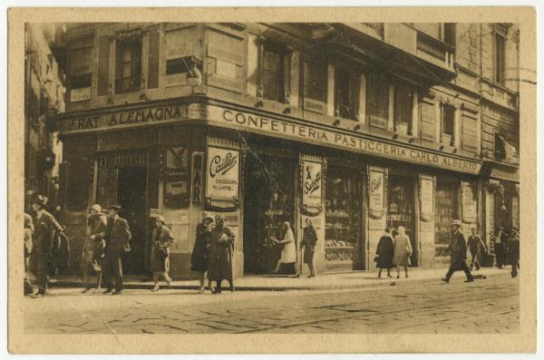 Milano - Pasticceria e confetteria Fratelli Alemagna - Esterno, vetrine - Gruppo di persone, passanti sulla strada