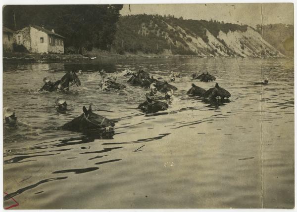 Montagna - Gruppo di corazzieri con cavalli in acqua - Attraversamento di un fiume (?)