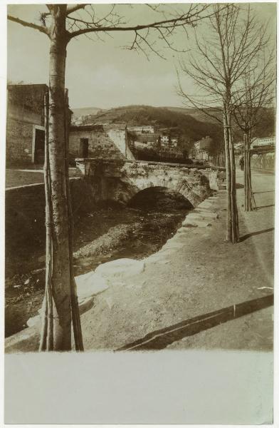 Paese - Veduta - Ponte - Strada - Torrente