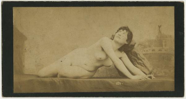 Ritratto femminile - Donna, modella - Nudo - Riproduzione di Castel Sant'Angelo, Roma sullo sfondo
