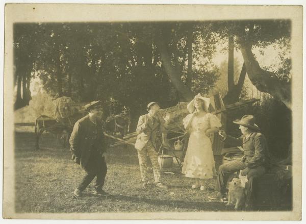 Set cinematografico de "I Pagliacci", esterno - Gruppo di attori - Bianca Virginia Camagni, Paolo Colaci, Achille Vitti e Umberto Zanuccoli