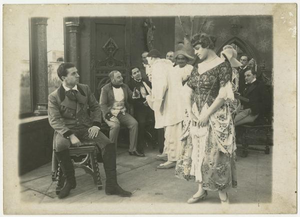 Set cinematografico de "I Pagliacci", interno - Bianca Virginia Camagni e Annibale Ninchi seduto, attori, con altri attori